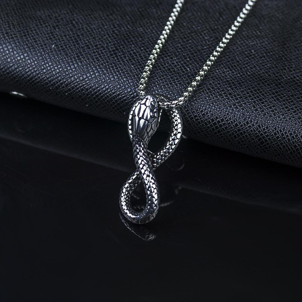 Retro Python 8-word snake titanium baja liontin kalung kepribadian tren punk rock hip hop pria dan w