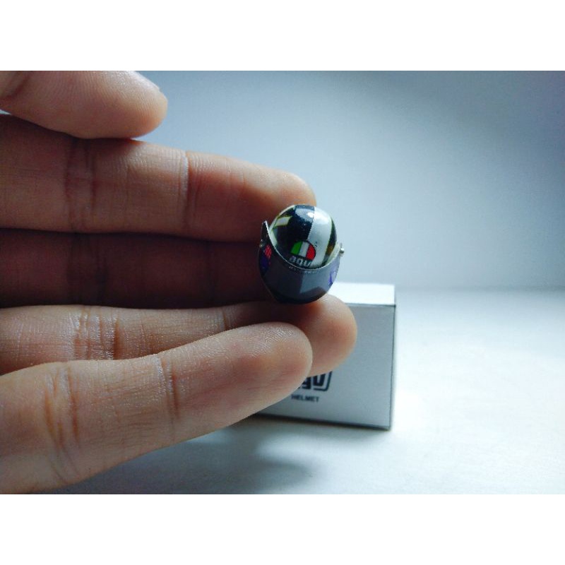 miniatur helm Rossi 2006 skala 1:18