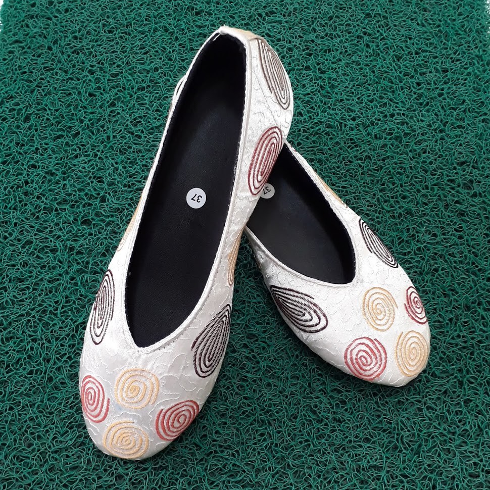 etnik fashion sepatu wanita flat slip on bordir keong putih