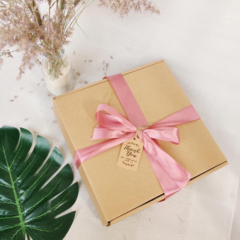 

KOTAK HAMPERS GIFT BOX BY RALINE HIJAB(hanya dus,pita,kartu ucapan)