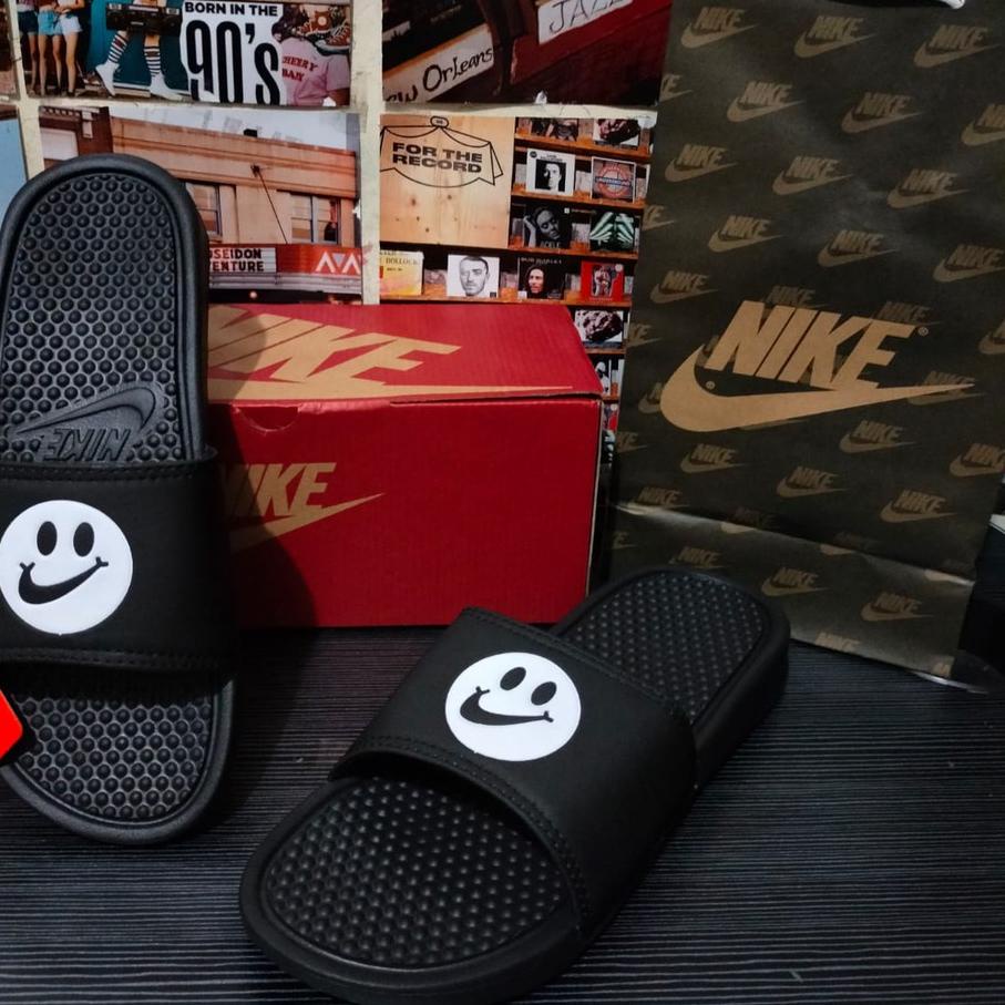 Terbaru SANDAL NIKE SMILE BENASSI SWOOSH ORIGINAL SELOP HITAM SLOP WHITE TERFLOP SENDAL SLIDE MURAH