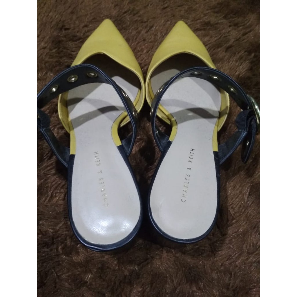 SEPATU CHARLES AND KEITH