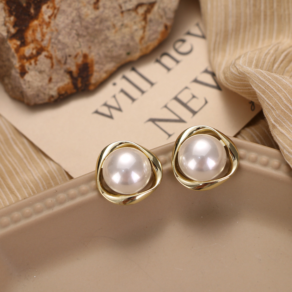 Retro pearl geometric earrings, light luxury earrings Vintage classics earrings For women