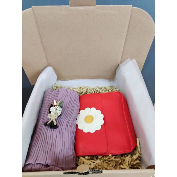 

Hampers Pashmina & Tas / Hampers Lebaran / Hampers Ultah / Hampers Ulang Tahun / Hampers Wisuda