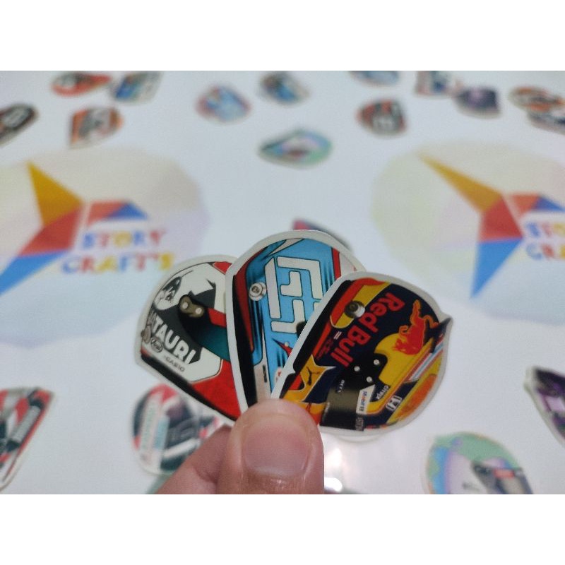

Sticker Aestetic/Tumblr Animasi Helem Mobil Balap F1 Formula 1 Lucu Chibi Kawai Keren Bahan Glosy Chromo