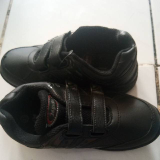Sepatu sekolah jaguar