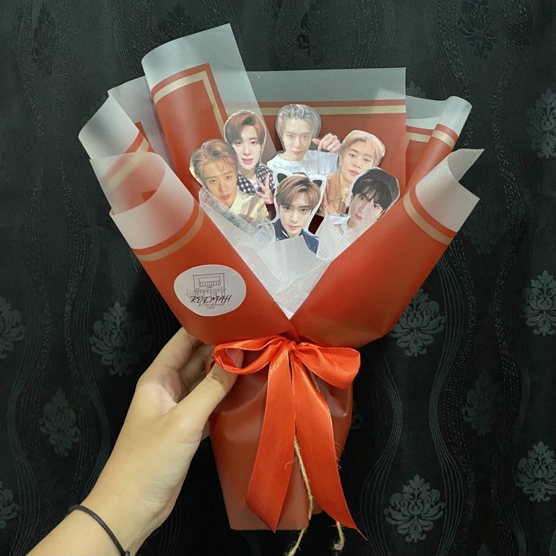 [termasuk packing] buket photocard foto kpop korea hadiah gift wisuda nct bts treasure txt enhypen e