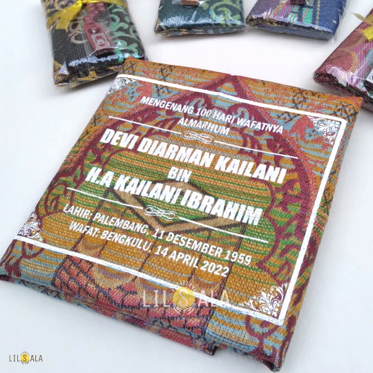 TAMBAHAN SABLON NAMA PADA BALIK SAJADAH UNTUK SOUVENIR ACARA TAHLILAN KHITANAN HAUL KAWIN 40 HARIAN