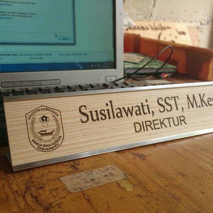

Id Card - 6X28Cm Papan Nama Meja Name Desk Ukiran Gravir Bukan Akrilik Stainless