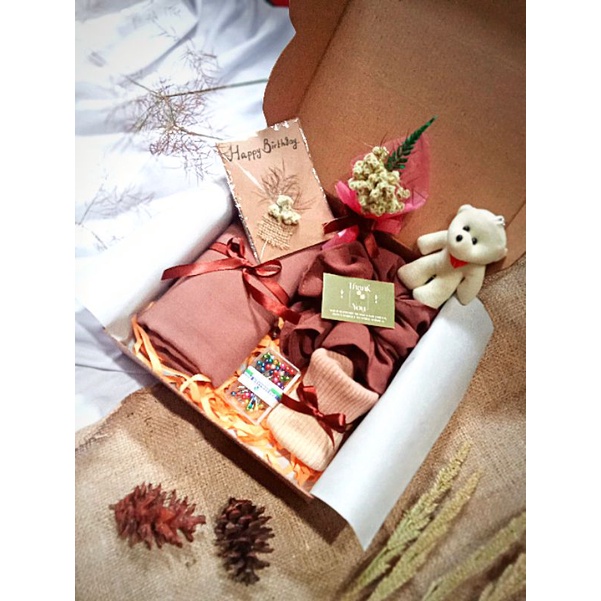 

hampers hijab / hampers ulang tahun / hampers gift box / hampers lebaran / hampers wisuda