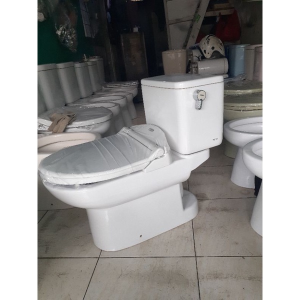 Closet duduk merek toto omni