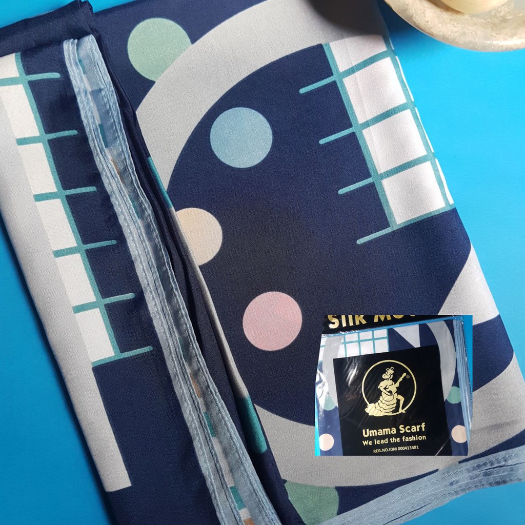 hijab segi 4 azzura motif