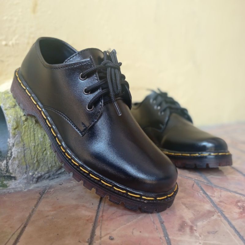 Alvarisstuff Cleo - Sepatu Loafers Low Boots 3 Hole - Docmart Pria