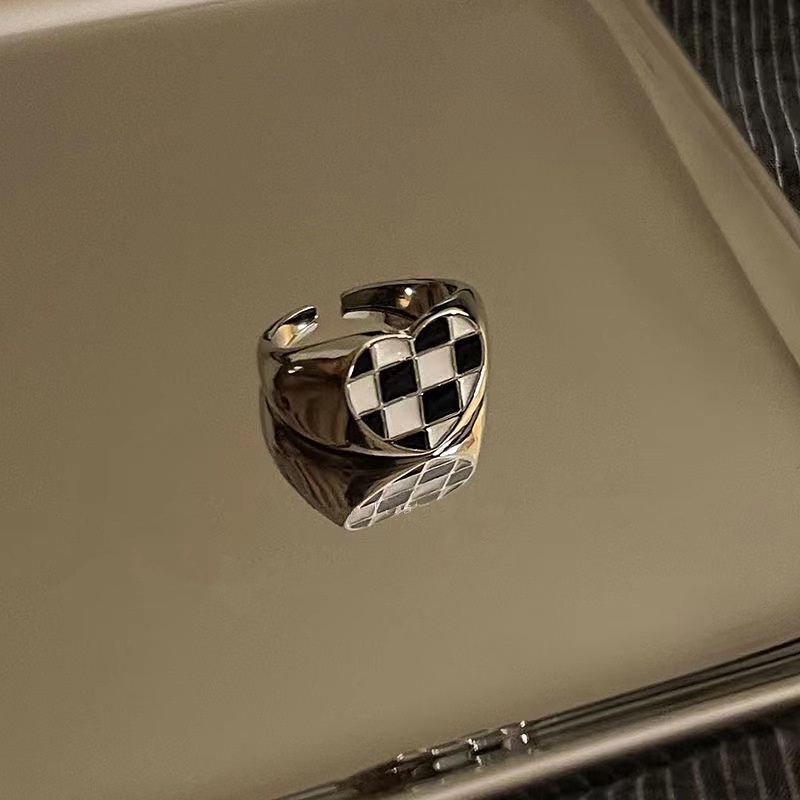 Cincin Model Terbuka Desain Catur Hati Warna Silver Hitam Putih Gaya Klasik Untuk Wanita