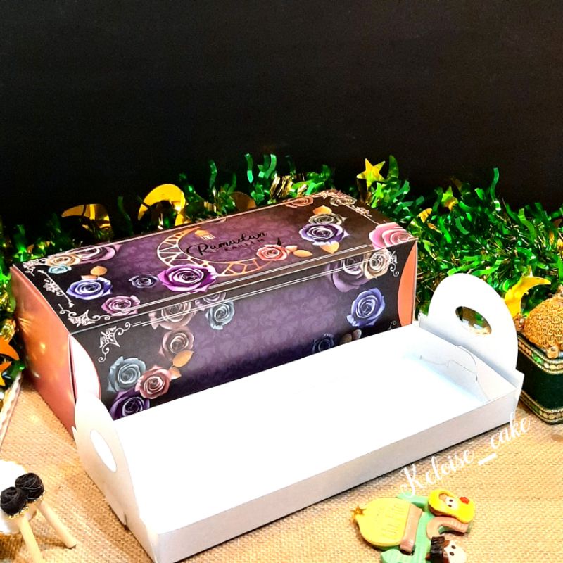 

BOX/DUS IDUL FITRI UNT BOLU/BOLU GULUNG UKR 26 cm x 11 xm x 8,5 cm + ALAS TATAKAN ( isi 5 pcs /@ 10.000)
