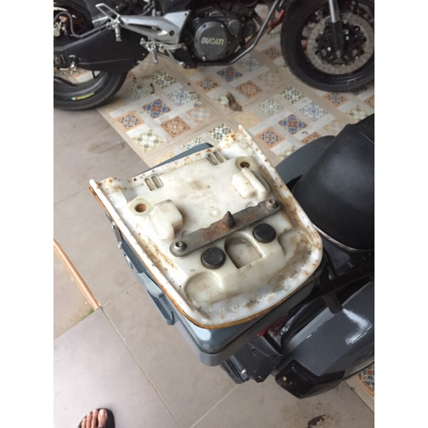 jok belakang megelli tampa sarung