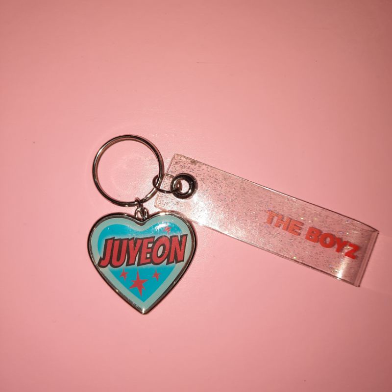 Ready stock the boyz christmassy merchandise name keyring juyeon