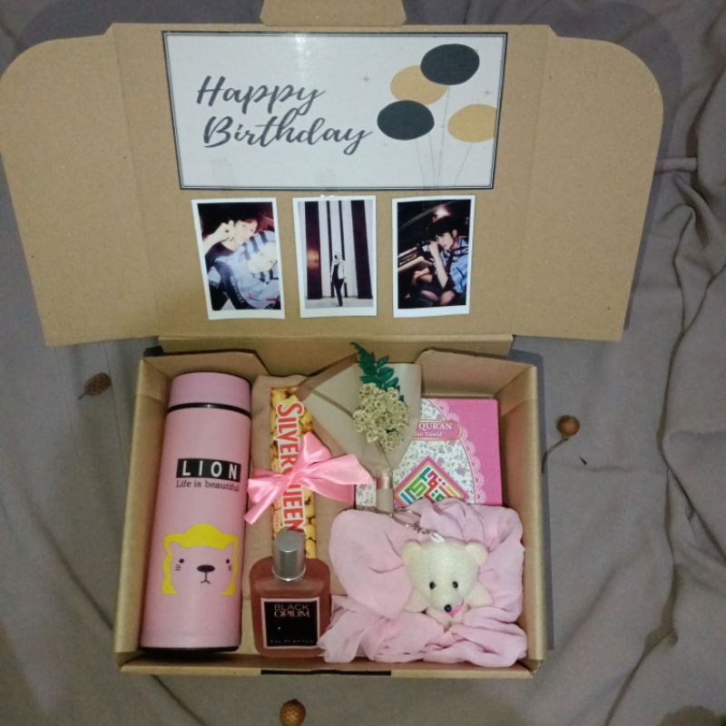 Gift Box Hampers Paket Spesial | Gift Box Birthday | Kado Ulang Tahun | Kado Romantis | Hampers Wisuda | Hadiah Anniversary | Hampers Hijab Al Quran Coklat Botol Minum Bunga Parfum Boneka