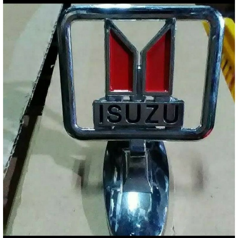 Emblem / logo kap mesin model berdiri isuzu