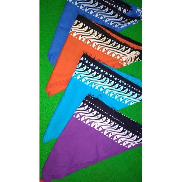 Udeng batik / ikat kepala segitiga