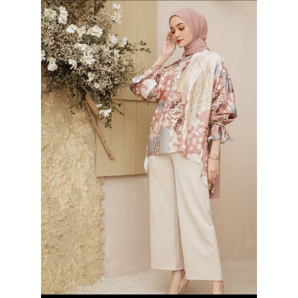 Kala Blouse Wearing Klamby Baru