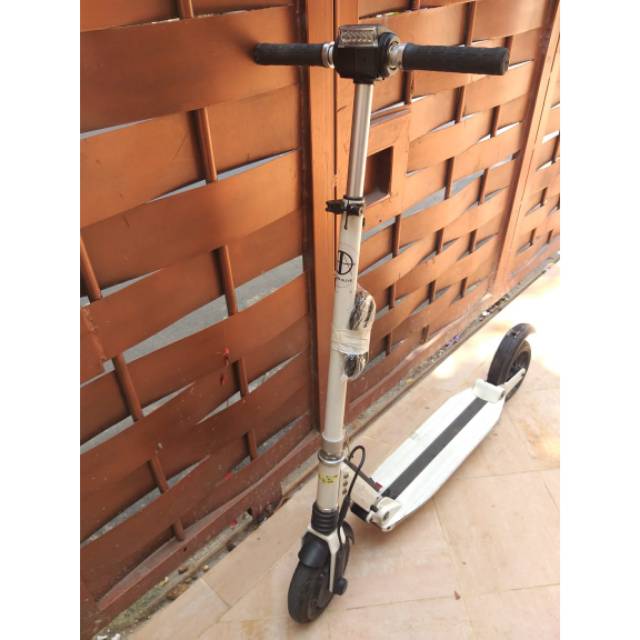 Sekuter listrik ETWOW