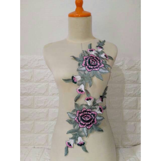 Bordir dada payet manik