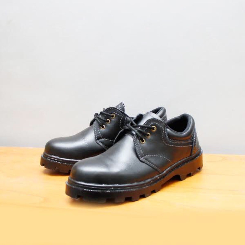 Sepatu safety pendek hitam bahan kulit sapi asli