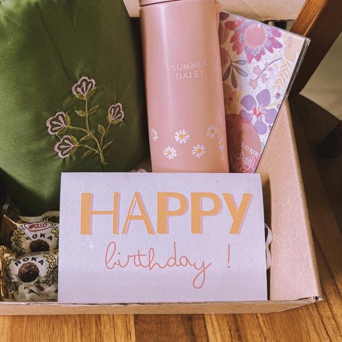 

HOT SALE|SQ12|hampers hijab/hampers lebaran/paket mukena/paket kado/kado ultah/kado pernikahan/kado wisuda/kado murah/mukena travel/kado mukenah/giftbox mukenah/hampers mukenah travel