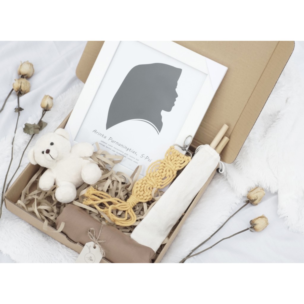 

KADO ULANG TAHUN KADO WISUDA SILUET ART (GIFT BOX / HAMPERS)