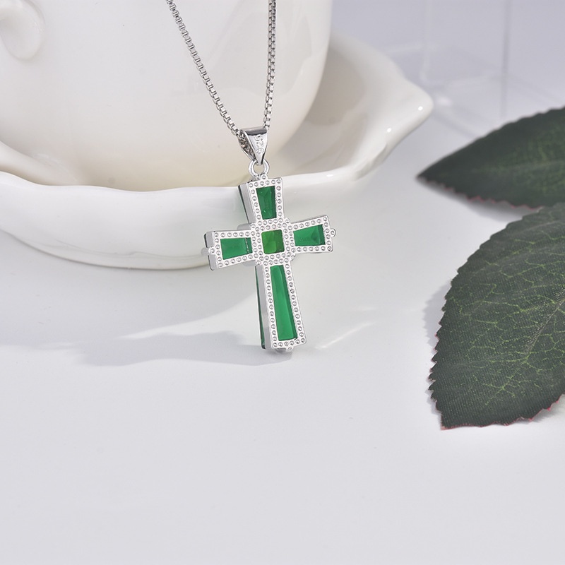 [Ready Stock]Fashion Inlaid Emerald Cross Pendant Necklace