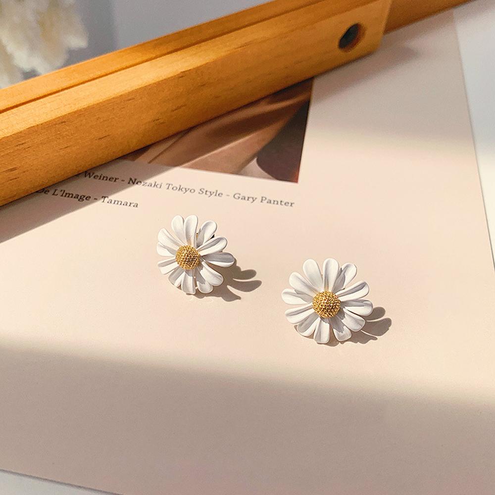 R-flower Ear Stud Wanita Gadis Lucu Manis Daisy Gelang