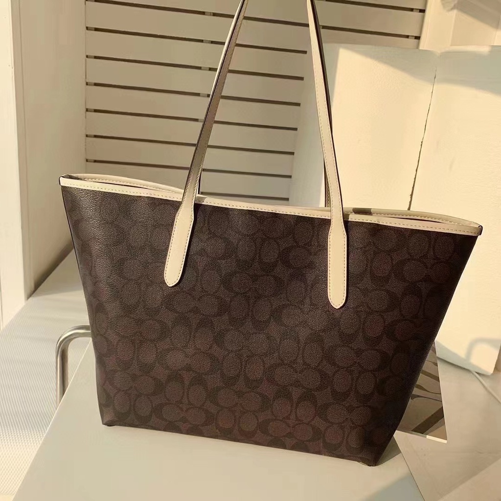 TAS totebag tote shoulder WANITA CB869 TOTE IN SIGNATURE CANVAS WITH VARSITY MOTIF 869