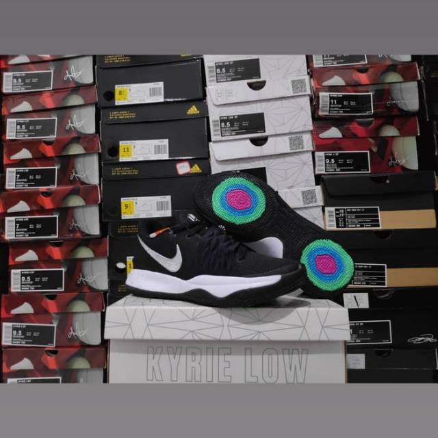 Sepatu Basket Kyrie 4 Low Black White
