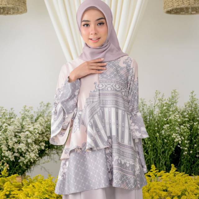 Jeumpa blouse wearing klamby