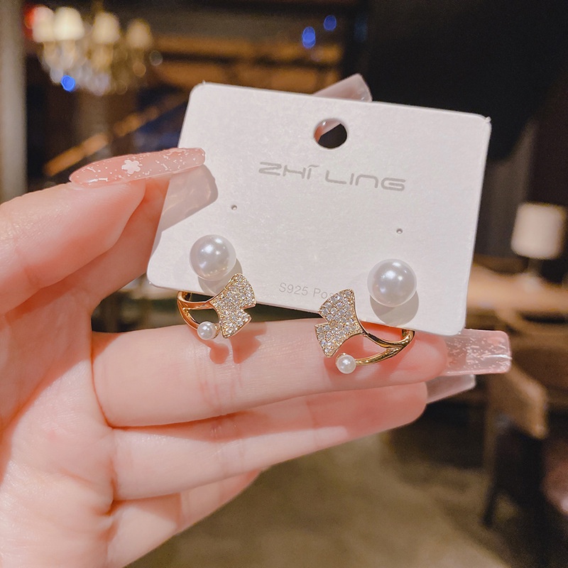 Anting Bentuk Kupu-Kupu Daun Maple Aksen Mutiara Untuk Wanita Butterfly