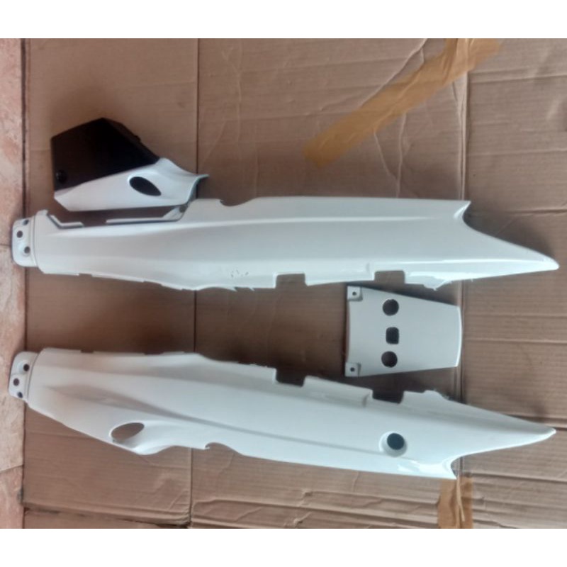 bodi + tutup aki FIz R putih hitam merah biru