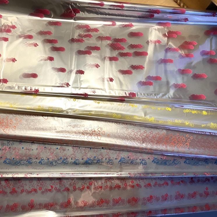 

Grosir Terkeren Plastik Kado Kaca Bening Motif / Kertas Kado Kaca Bening ISI 50 LEMBAR