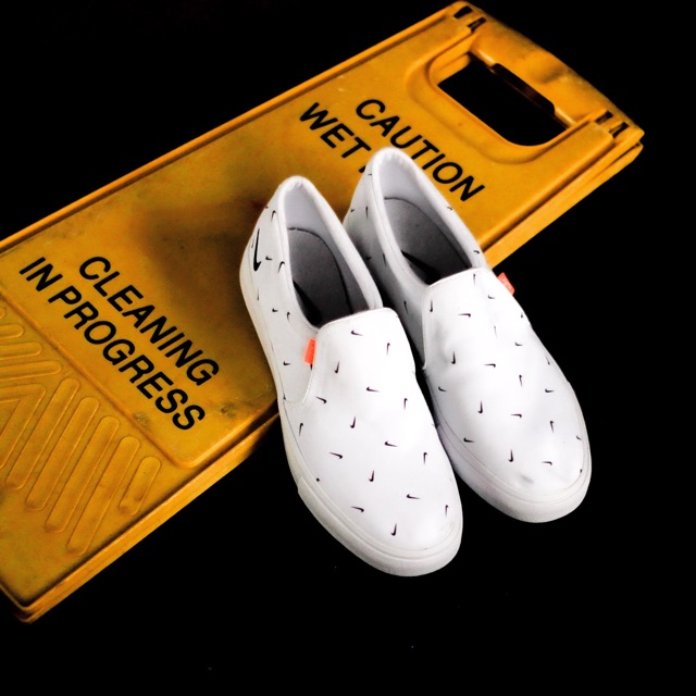 NIKE COURT ROYALE SLIP ON