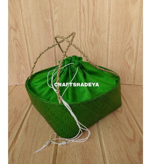 

KODE4a4Zo--KOTAK ANYAMAN PANDAN SIZE L WARNA // KERANJANG HAMPERS TERMURAH