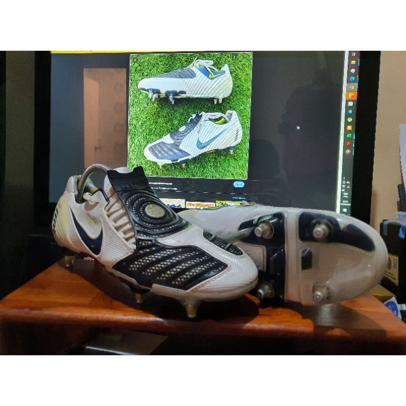 Sepatu Bola ORIGINAL NIKE T90 LASER II SG - White/Black
Size EU 44 // 28 cm