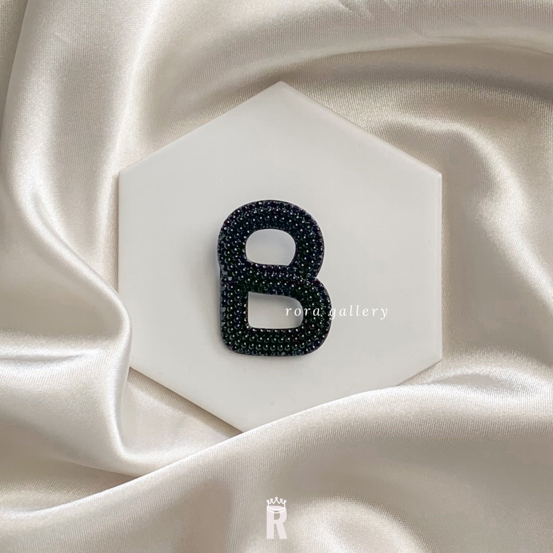 Rora PART 1 NEW BROOCH | BROS BUTTONSCARVES | Rora Gallery-I black