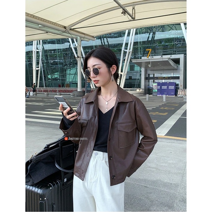 JNK x BINBIN - Jaket Kulit Wanita Coklat Hitam Faux Synthetic Leather Jacket Original Premium Import Elegan Kasual Branded Lembut Pendek Ukuran Besar Musim Semi Pakaian Fashion Korea Lengan Panjang 2023 Streetwear Jalanan Oversize Trendy Tshirt New Cewek