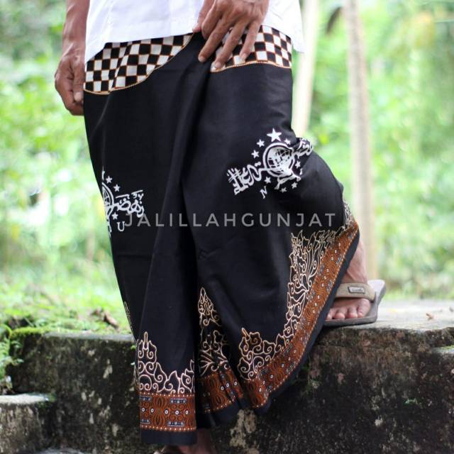 Sarung batik gunung wayangan warna hitam coklat-sarung batik wayang