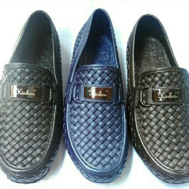 Sepatu karet kinbos pria motif anyam