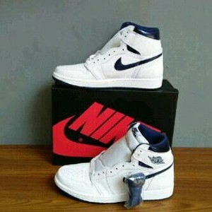 

Aj 1 retro OG white mettalic , original !!!