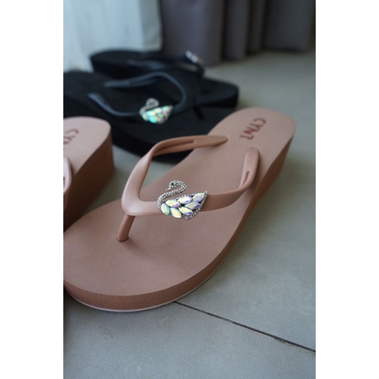 Joline Swan Sandal import bahan spon premium super lembut setara popits  Tinggi 5cm