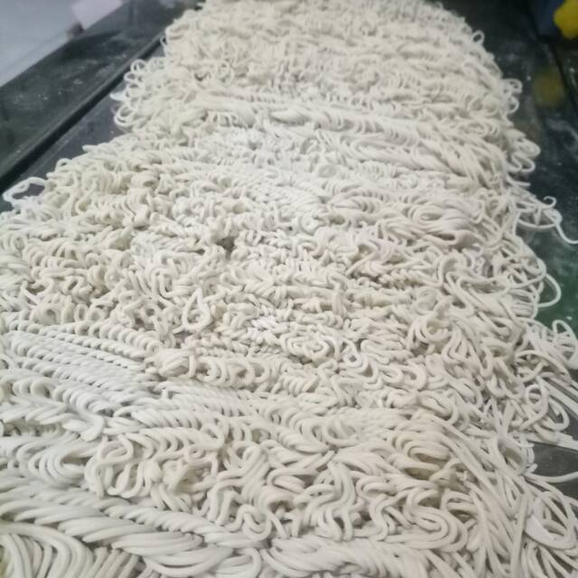 Mie keriting mentah