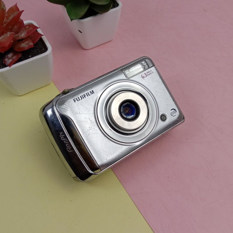 Kamera analog vintage retro jadul untuk pajangan, hiasan dinding, dan dekorasi-Finepix
