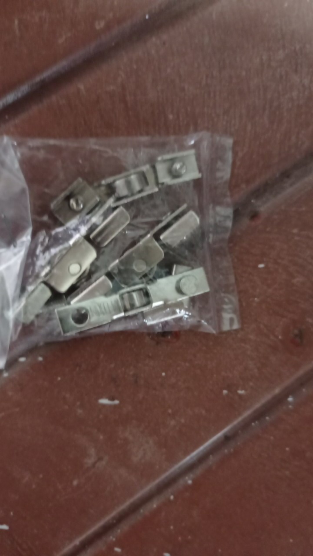 Roda Rel Kaca Etalase